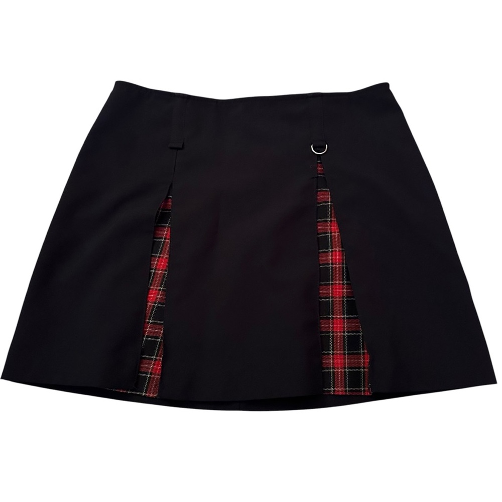 Vintage 90’s Black & red plaid mini skirt with a cute buckle detail. Size: 7